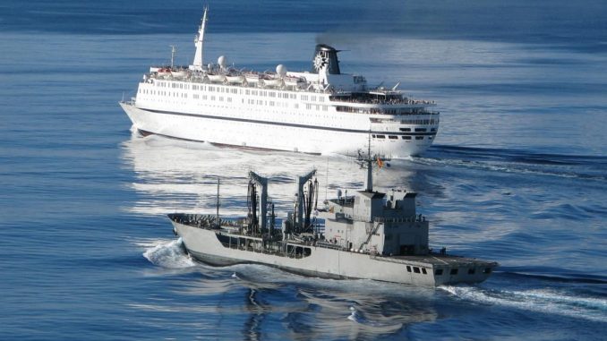 El petrolero Marqués de la Ensenada, de la armada Española, escoltando al crucero Melody. Foto - Ministerio de Defensa