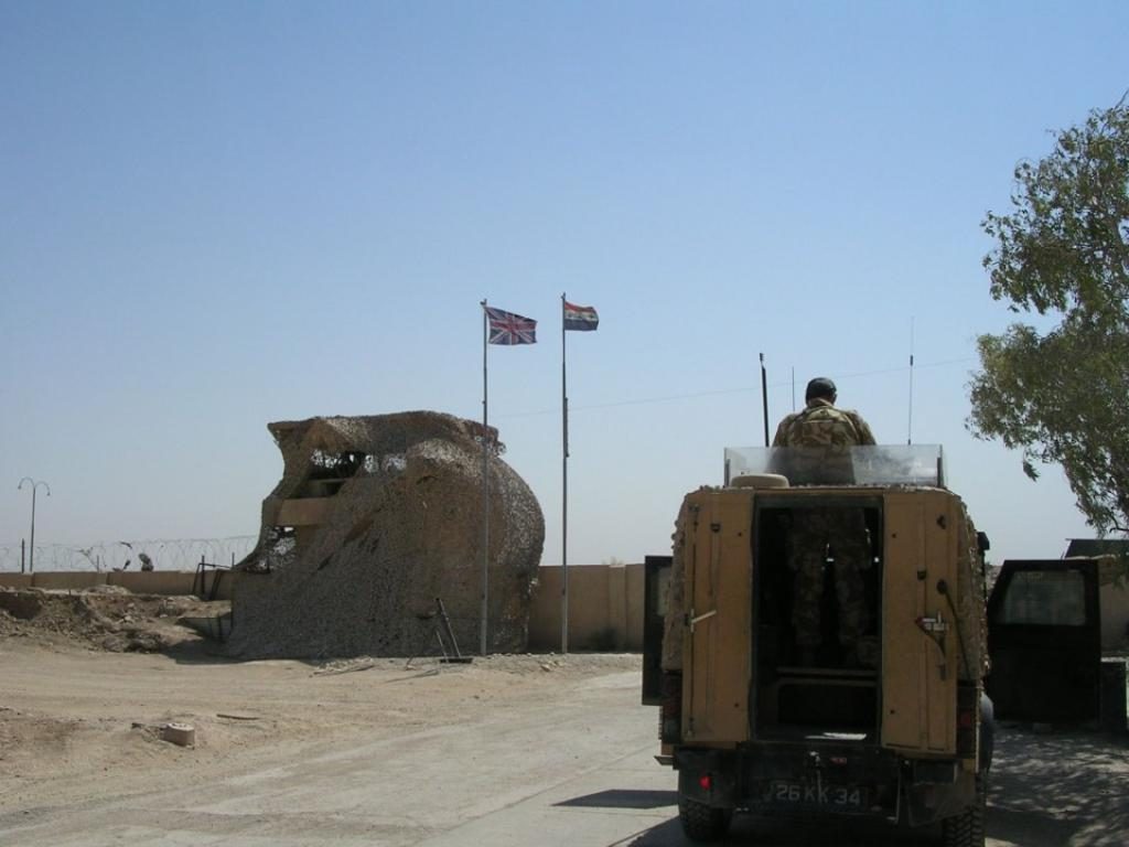 Entrada principal a la base Camp Abu Naji