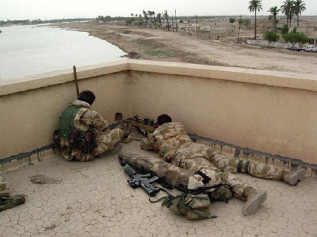Equipo de francotiradores británico desde el tejado de la CIMIC house