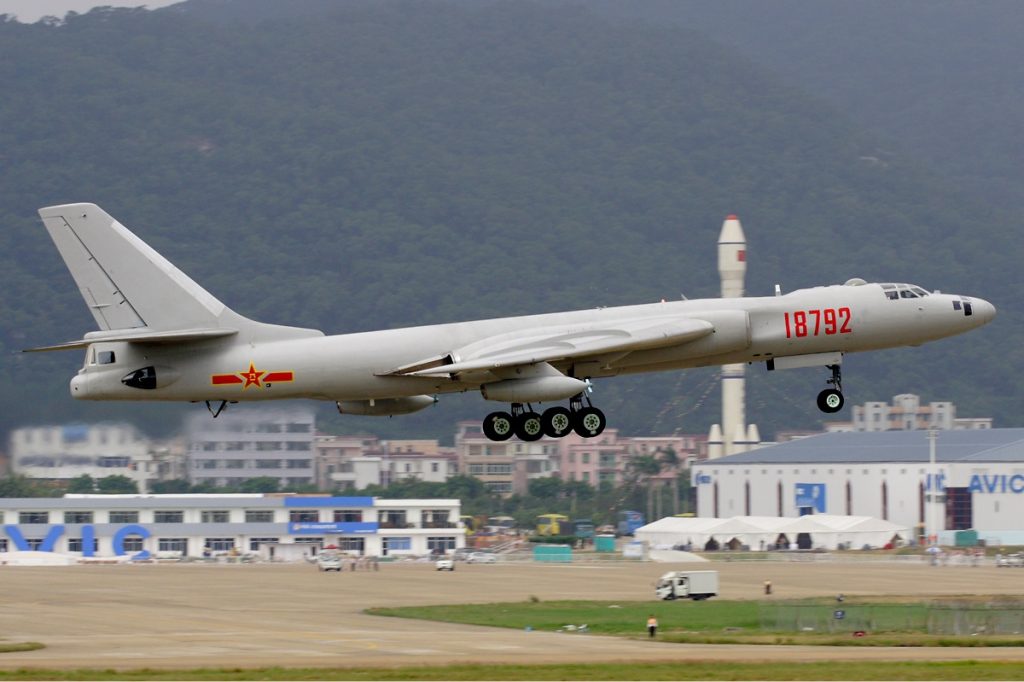 Despegue de un viejo guerrero H-6U. En un futuro se espera desarrollar una variante cisterna del Y-20 que permita sustituir a los H-6U y H-6DU de la PLAAF y la PLANAF.