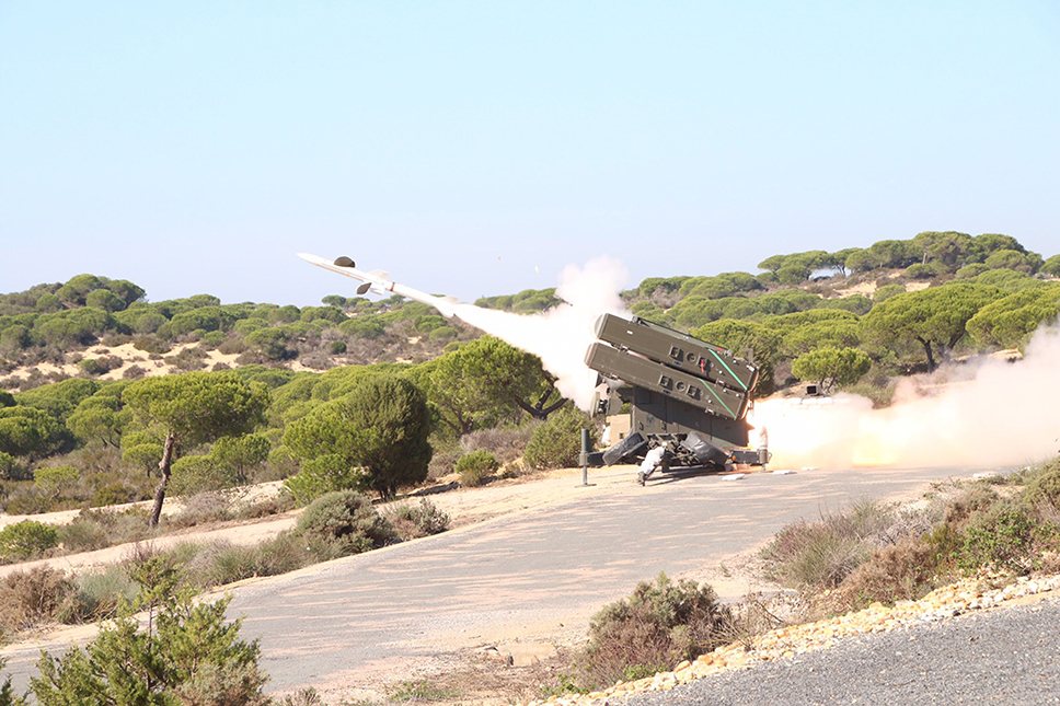 España cuenta con sistemas antiaéreos NASAMS (Norwegian Advanced Surface to Air Missile System) armados con el misil AIM-120 AMRAAM que cuenta con un alcance de 25 kilómetros y un techo de servicio de 10 kilómetros. En los últimos años el Ejército está tratando de modernizar dichos sistemas a su última configuración