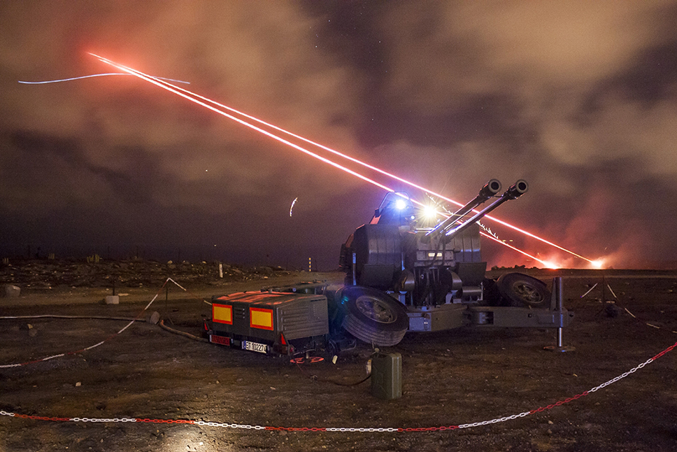 Tiro táctico en ambiente nocturno del Regimiento de Artillería nº 94, unidad armada con el cañón de 35mm Oerlikon GDF-007, de los que el Ejército de Tierra dispone de 92 sistemas y de 27 sistemas directores de tiro Skydor
