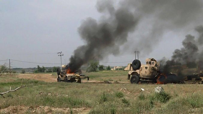 Emboscada en Yemen. Dos MRAP M-ATV han sido dañados, abandonados por su tripulación y posteriormente incendiados por los hutíes