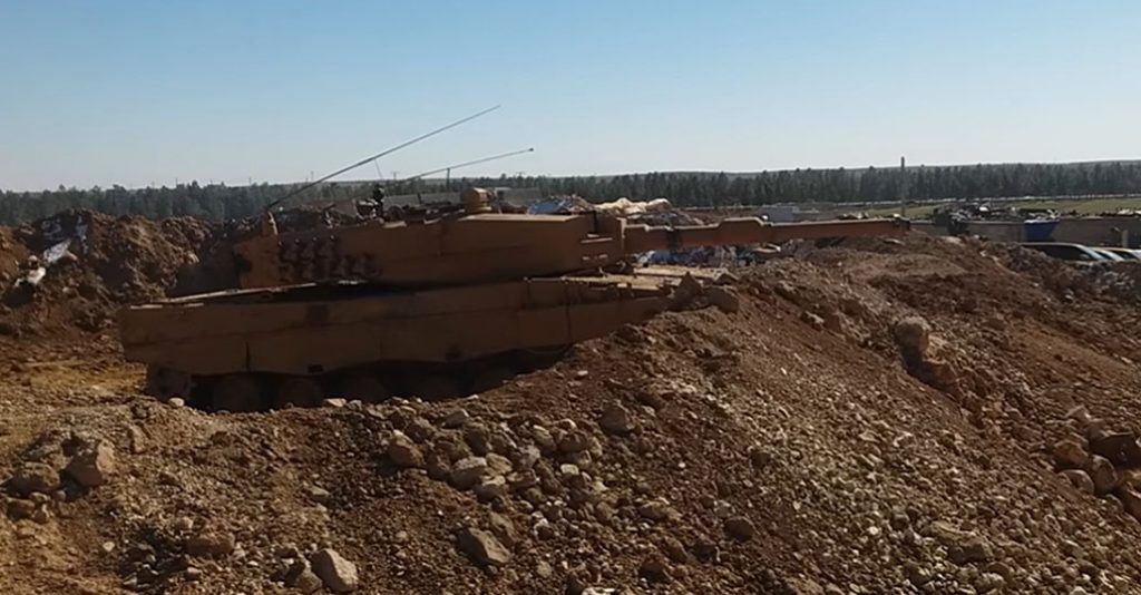 Leopard 2A4TR ocupando una posición fija, algo que ha costado varias bajas a Turquía