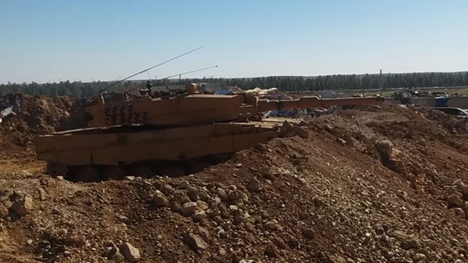 Leopard 2A4TR occupant une position fixe, ce qui a coûté plusieurs victimes à la Turquie