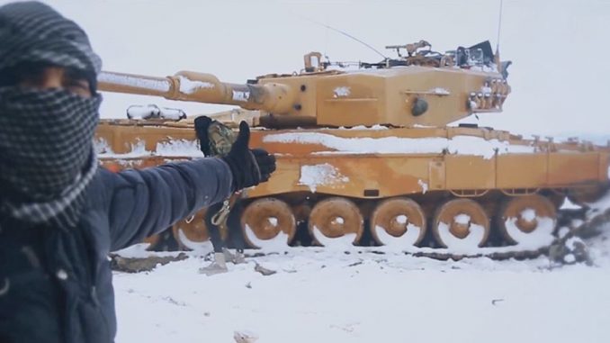 Pese a la imagen que tenemos de Siria, los inviernos allí son duros, la nieve es usual y esto, junto con otros factores, ha llevado al límite a unas fuerzas acorazadas turcas en horas bajas, debido a los problemas internos del país