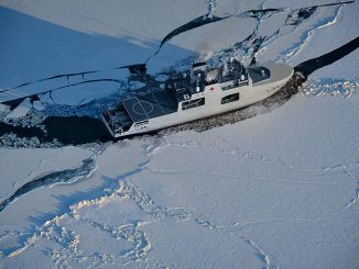 Guardacostas canadiense en el Estrecho de Bering