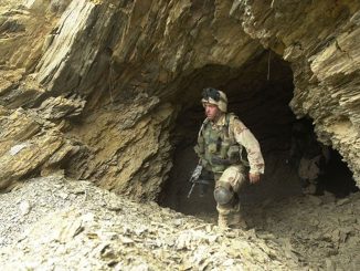 Una de las docenas de cuevas empleadas por los defensores para almacenar suministros y permanecer ocultos a la visión de los medios aéreos occidentales