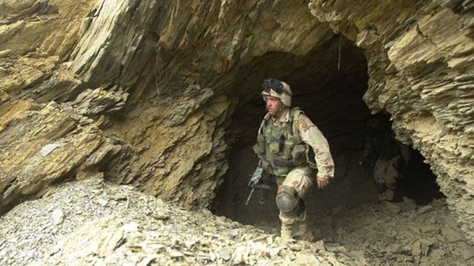 L'une des dizaines de grottes utilisées par les défenseurs pour stocker des fournitures et rester cachée aux moyens aériens occidentaux.