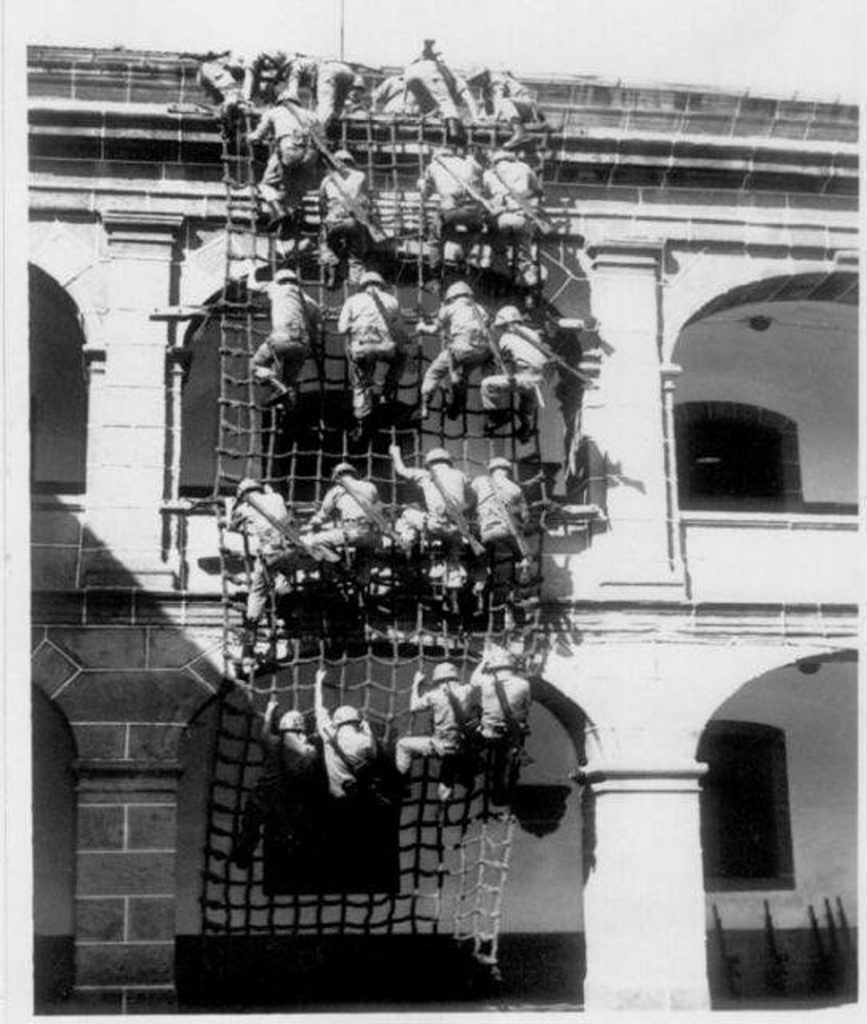 Ejercicio de redes en el Cuartel de Dolores de Ferrol a mediados del siglo XX