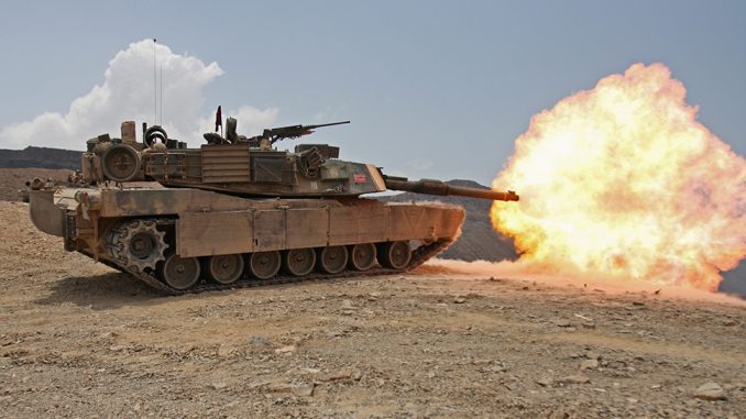 Tir de char de combat M1A1 Abrams lors de manœuvres de tir réel à Djibouti