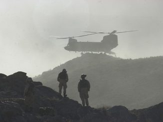 Helicóptero Chinook desembarcando un contingente de soldados durante la Operación Anaconda