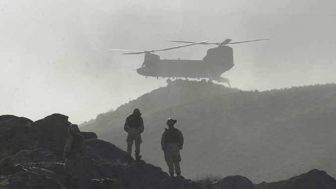 Helicóptero Chinook desembarcando un contingente de soldados durante la Operación Anaconda