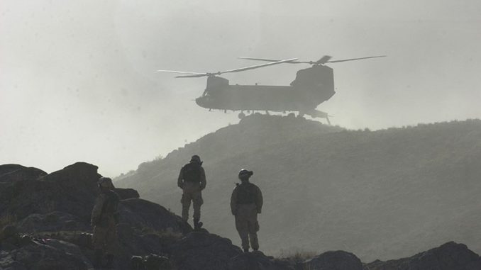 Un hélicoptère Chinook débarquant un contingent de soldats lors de l'opération Anaconda