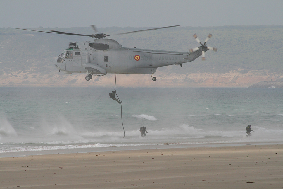 Personal de la Infantería de Marina Española haciendo fast-rope desde helicópteros Sea King de la 5ª Escuadrilla de Aeronaves de la Armada Española