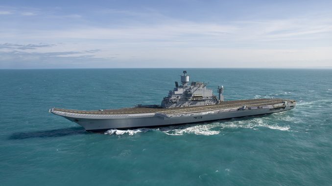 Portaaviones INS Vikramaditya navegando por el Océano Índico durante sus pruebas de mar