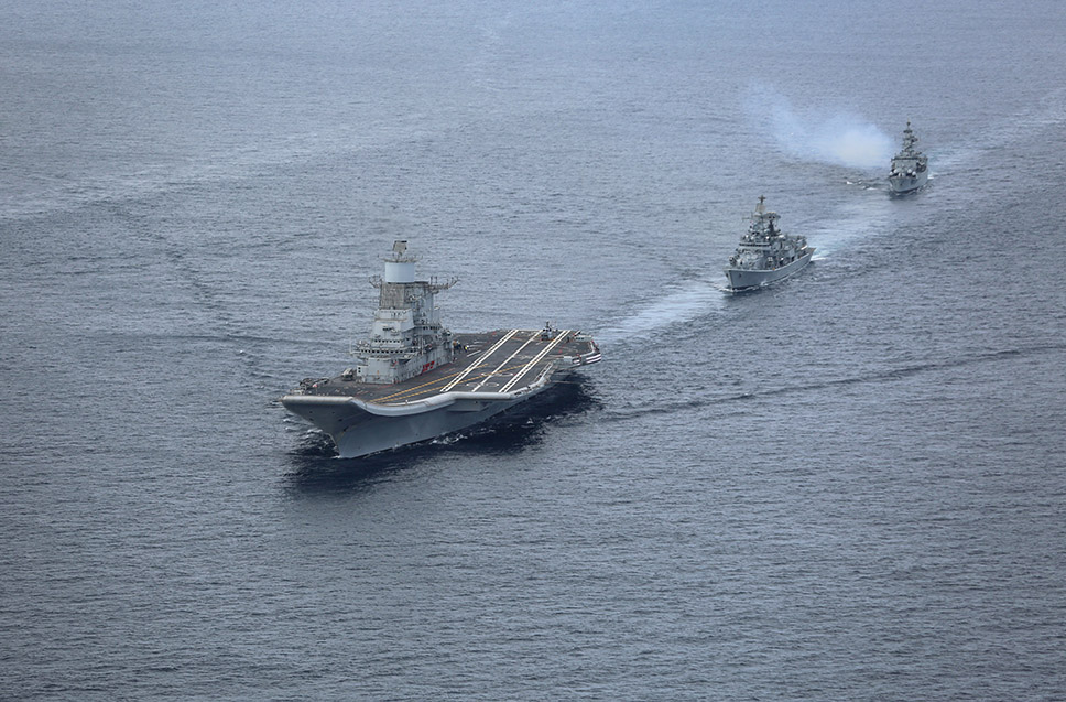 El INS Vikramaditya (R33) navegando ya acompañado de dos buques que conforman su grupo de escoltas