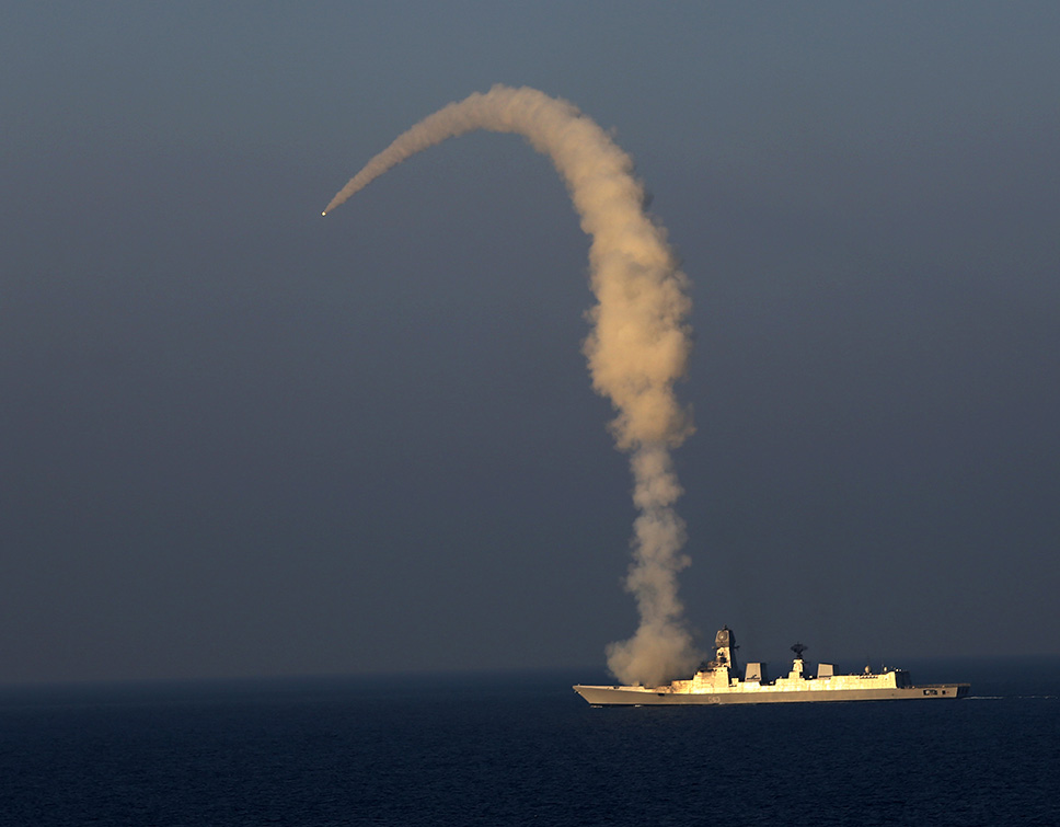 Lanzamiento de un misil de crucero BrahMos desde un destructor de la clase Kolkata