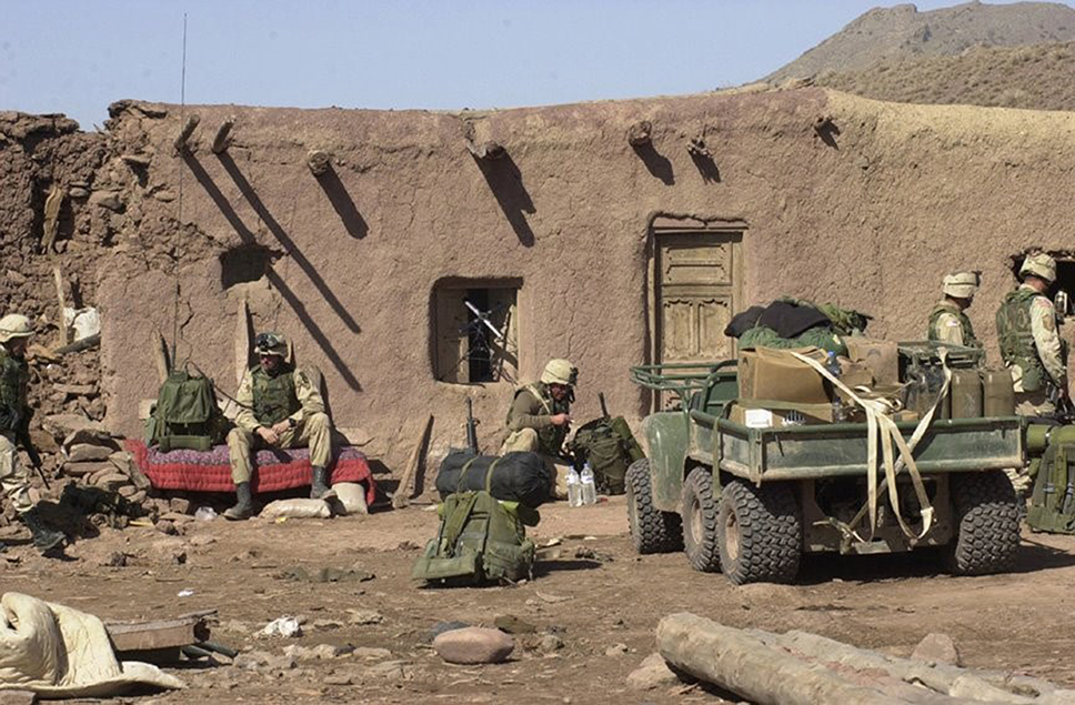 Soldados de la Task Force Rakassan toman un descanso en el compund que había sido previamente ocupado por al Qaeda. Los John Deere M-Gator fueron los únicos vehículos con los que contaban los estadounidense para transportar suministros para sus soldados.