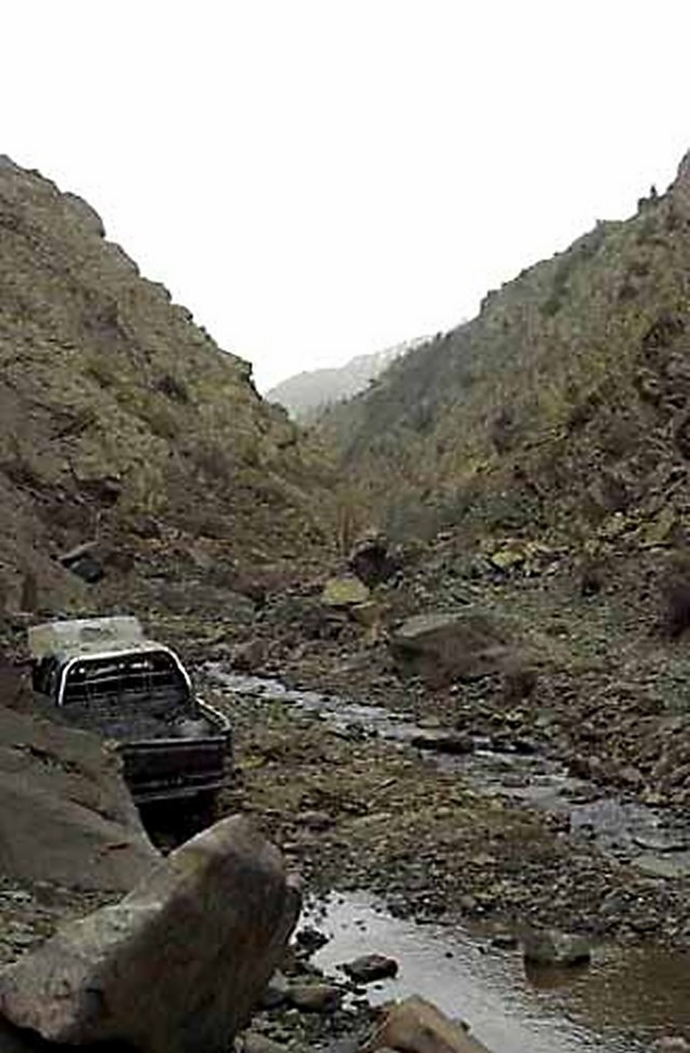 Pick up Toyota destruido en un desfiladero por la aviación. Los talibanes y los terroristas contaban con docenas de estos vehículos comprados con dinero donado por simpatizantes millonarios de países árabes. Gracias a estos vehículos los defensores podían mantener un flujo continuo de material y personal