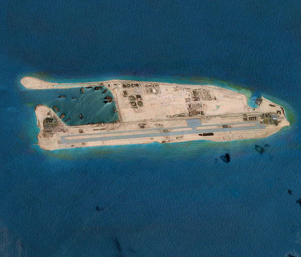Uno de los varios islotes que la República Popular de China está convirtiendo en auténticas bases aeronavales avanzadas