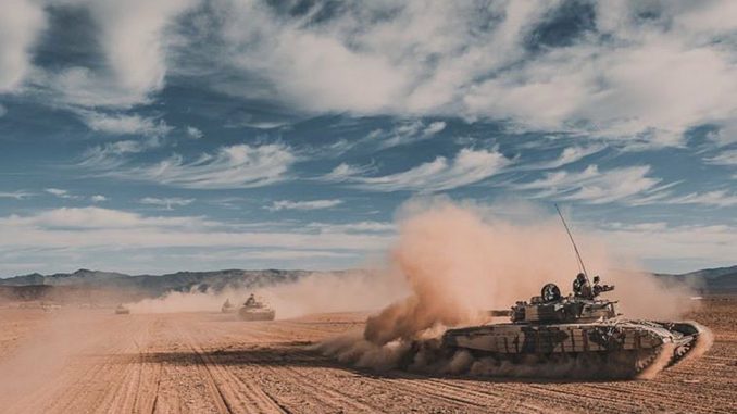 Manœuvre du T-72B marocain. Lorsque les T-72 avancent sur le sable, ils placent généralement la tourelle à six heures pour empêcher la poussière d'atteindre les visières.