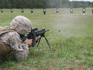 Marine americano disparando un fusil M27