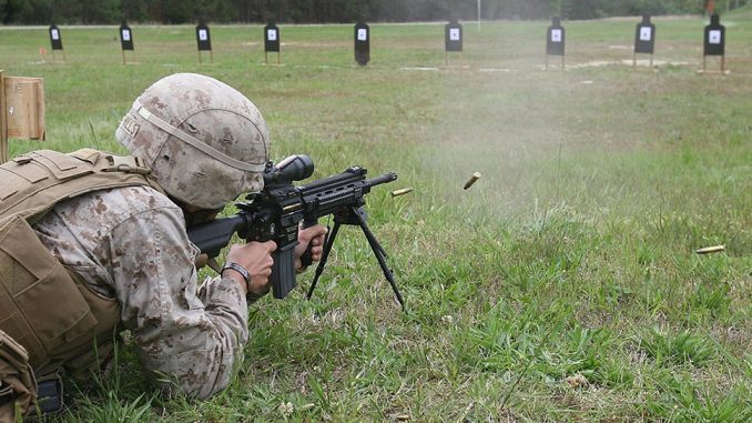 Marine américaine tirant avec un fusil M27