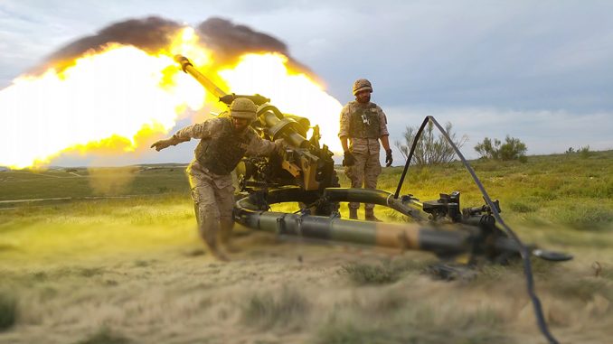 Photographie prise lors du premier exercice de tir réel du 93e groupe d'artillerie de campagne avec l'obusier Light Gun L118 de 105 mm