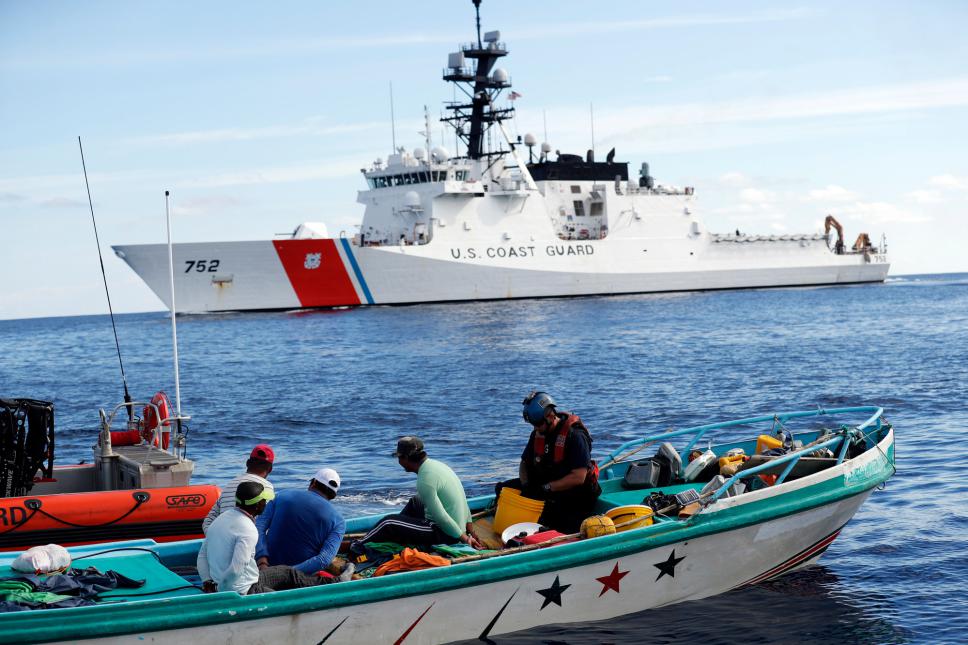 La Guardia Costera de los EE. UU. intecepta una embarcación de pescadores que, en realidad, transporta varias toneladas de droga