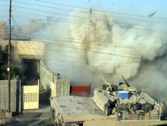 M1A1 Abrams disparando su cañon principal durante la batalla de Faluyah