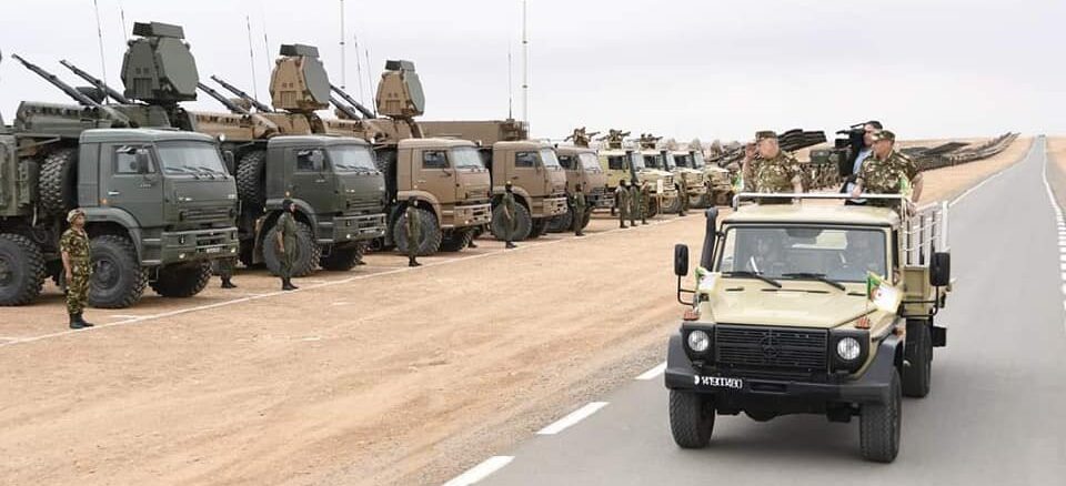 Revista de tropas durante unos ejercicios de la 2ª Región Militar en el que participaron la 8 División Acorazada, además de distintas unidades de apoyo de las Fuerzas Armadas de Argelia. Fuente - @kmldial70
