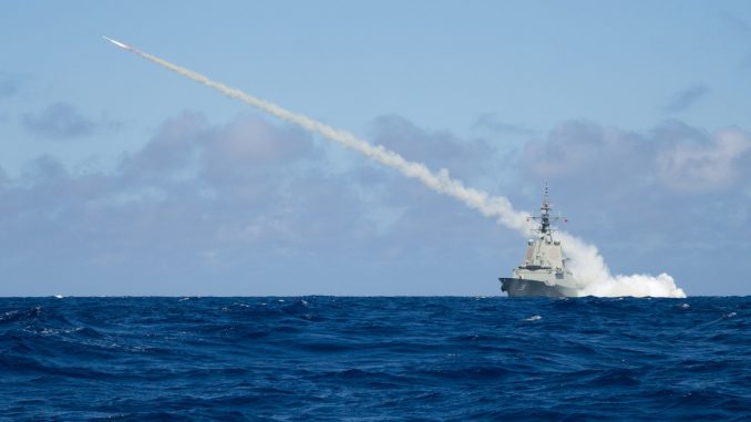 Destructor clase Hobart de la Armada Real Australiana lanzando un misil Harpoon. Fuente - Real Armada Australiana.