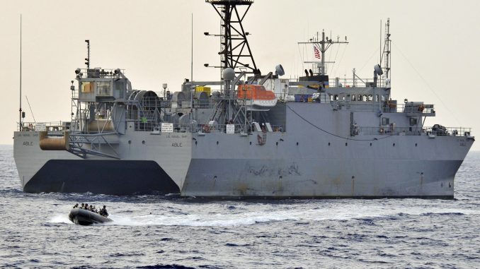 USNS "Able" (T-AGOS 20) operando en el Pacífico. Estos buques de vigilancia oceánica montan el Surveillance Towed Array Sensor System Expeditionary (SURTASS-E). Fuente - US Navy. USNS "Able" (T-AGOS 20) operando en el Pacífico. Estos buques de vigilancia oceánica montan el Surveillance Towed Array Sensor System Expeditionary (SURTASS-E). Fuente - US Navy.