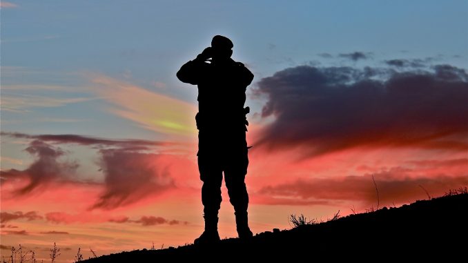 Un soldat espagnol scrute l'horizon. Source - Ministère de la Défense