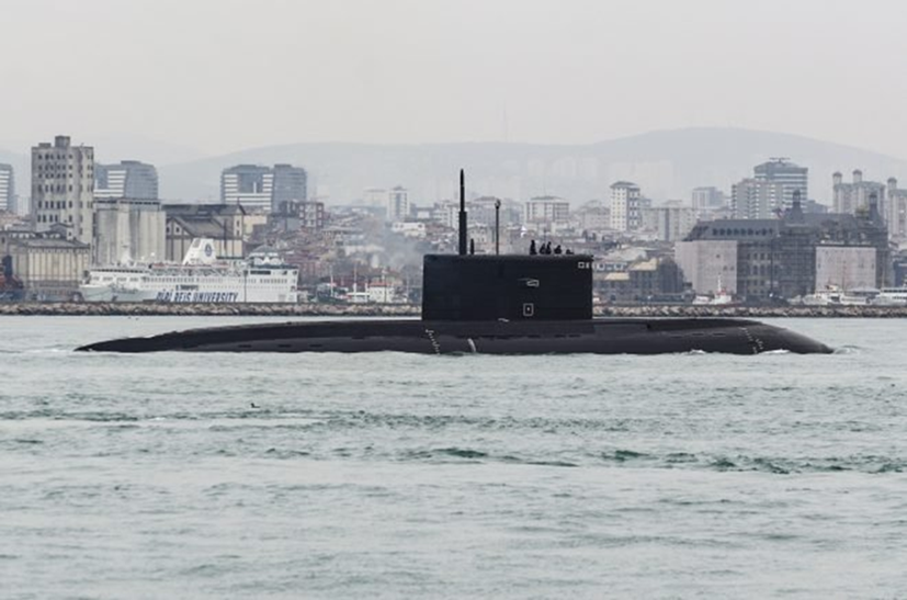 Submarino Kilo ruso transitando los Estrechos Turcos. Fuente – USNI.