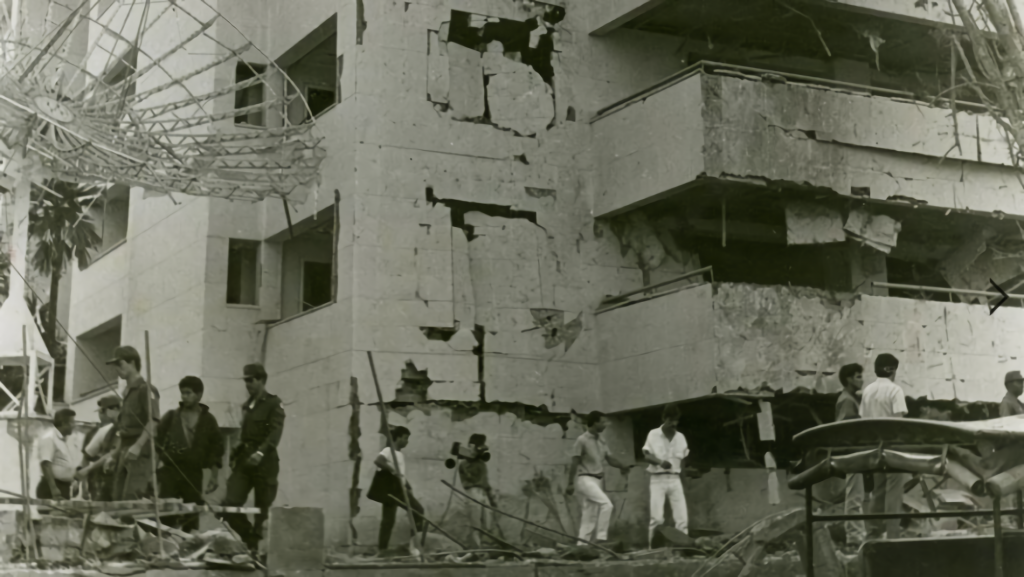 Resultado del atentado contra el edificio Mónaco, la residencia de Pablo Escobar. Fuente - Meganoticias.cl.