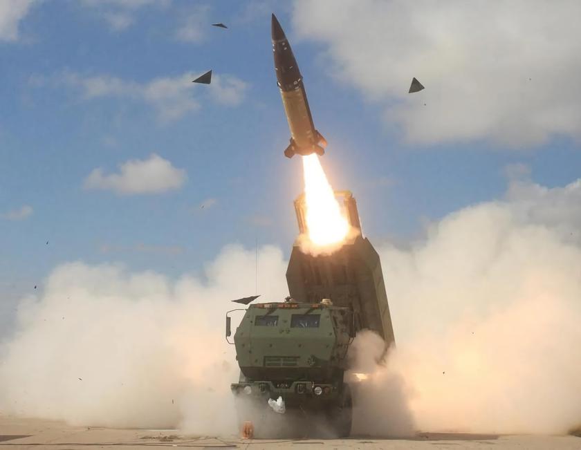 Pese al alcance (300 km), precisión y contundencia de los misiles ATACMS, hay que tener en cuenta que cada ;142 HIMARS apenas puede transportar uno de ellos, sumando 4 más si se tienen en cuenta los que podría cargar el camión de reabastecimiento que acompaña al lanzador. El US Army pretende solucionar esto con el misil PsRM, del que podrán transportarse dos por cada módulo de carga, con lo que un HIMARS y su camión acompañante sumarán 10 misiles en total. Fuente - US Army.