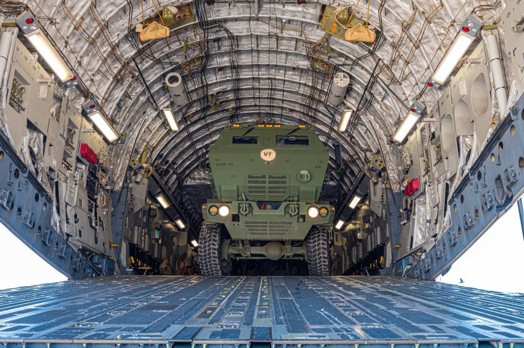 M142 HIMARS a bordo de un avión de transporte C-17 Globemaster. Fuente - Guardia Nacional de los EEUU / Tech. Sgt. Patrick Evenson.