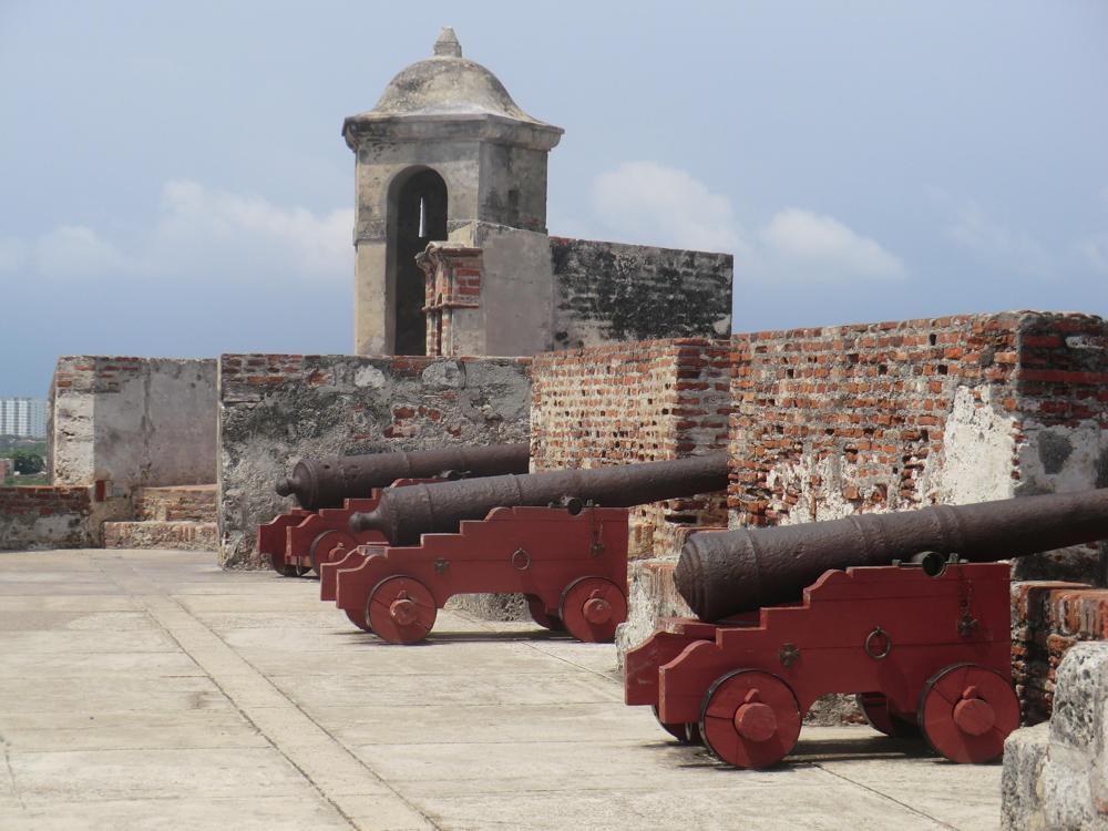 Vista de las baterías que aún se conservan en el Castillo de San Felipe, en Cartagena.