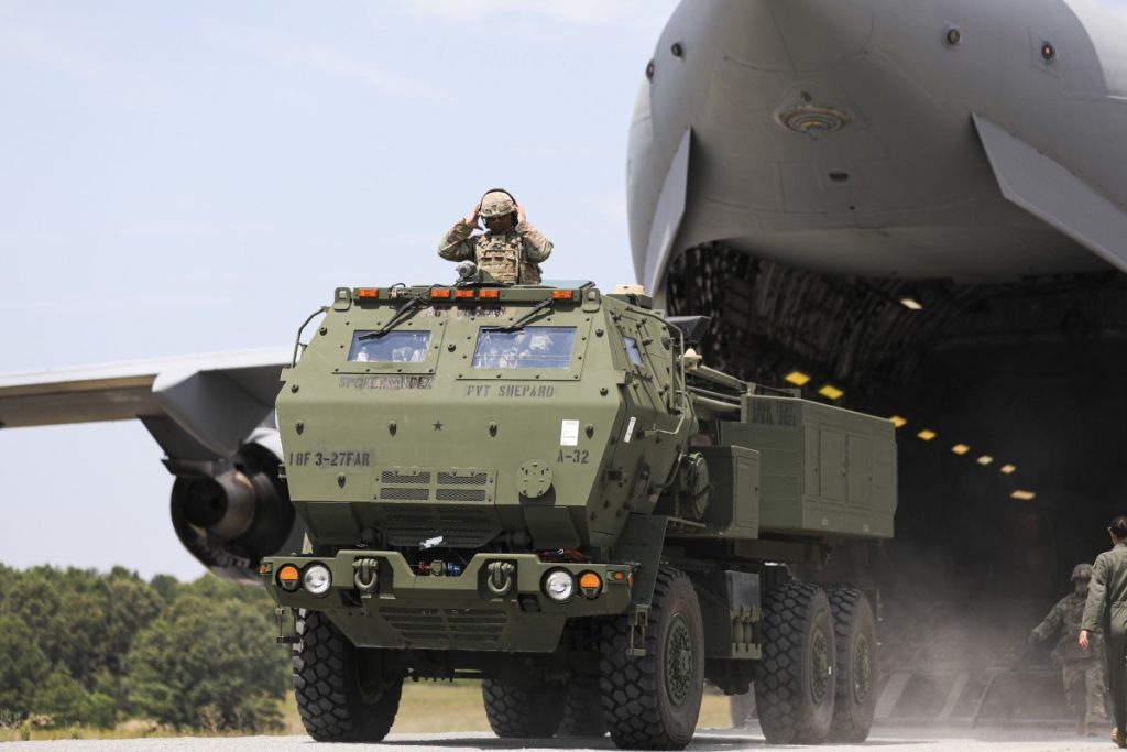 M142 HIMARS tras haber sido transportado por un avión C-17 Globemaster durante unos ejercicios en julio de 2020. Fuente - US Army / Spc. Daniel J. Alkana.