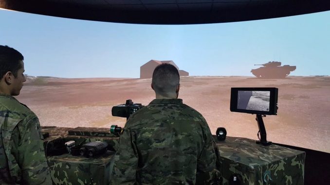 Alféreces de 5º Curso de la Academia de Artillería de se adiestran en el simulador SIMACA. Fuente - MADOC
