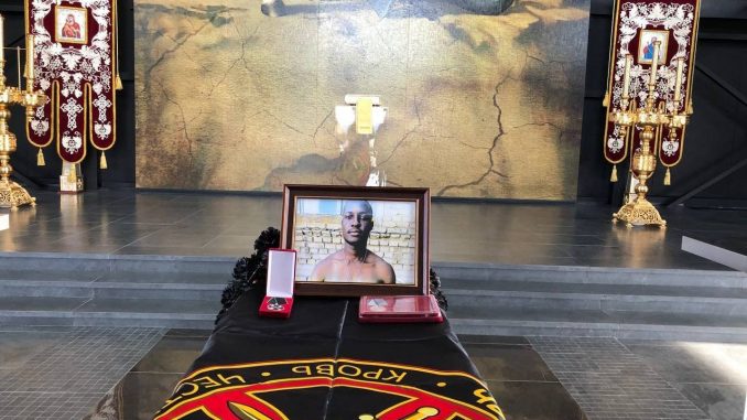 Funeral de Lemekhani Nyirenda, natural de Zambia, de 23 años de edad y combatiente de Wagner Group. Falleció en los alrededores de Bakhmut el pasado 23 de septiembre poco después de ser sacado de una prisión rusa en la que cumplía condena por tráfico de drogas. Fuente - @RALee85.