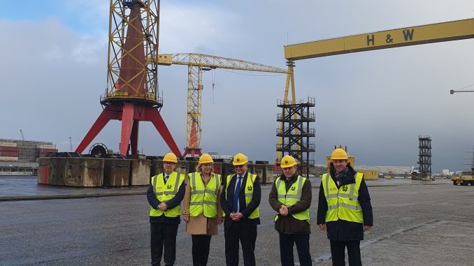 Empleados de las empresas que forman el 'Team Resolute' visitan el astillero de Harland & Wolff en Belfast, en donde se construirán los futuros buques logísticos junto a los ministros británicos de Defensa y para Irlanda del Norte. Fuente - Navantia.