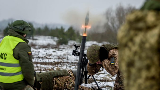 Militares ucranianos completan su entrenamiento en Lituania antes de regresar a su país para ser enviados al frente. Fuente - Ministerio de Defensa de Lituania.