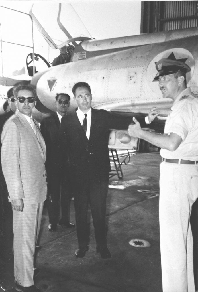 El Rey Mahendra de Nepal (izquierda), durante una visita a Israel en 1958. En el centro se encuentra el Ministro de Defensa, Shimon Peres y a la derecha el por entontes Comandante de la IAF, Ezer Weizman, al fondo uno de los Mirage IIICJ.