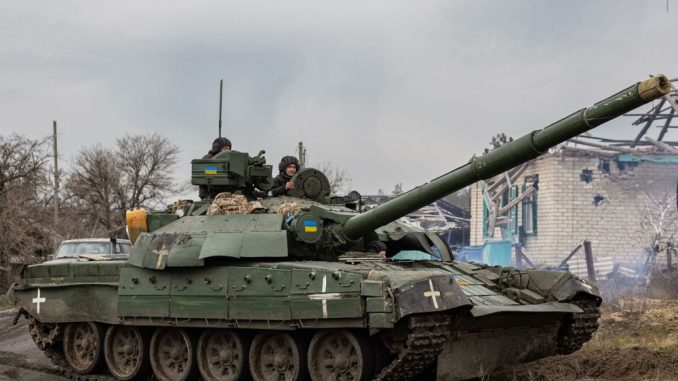 T-72AMT utilizado por las Fuerzas Armadas ucranianas en alguna parte del este del país. Fuente - Ministerio de Defensa de Ucrania.