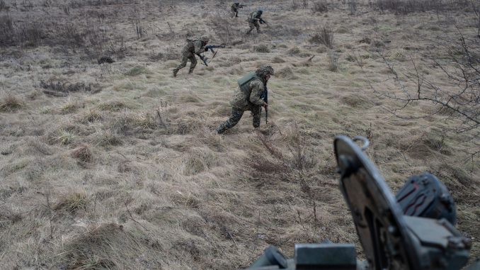 Elementos de la 93ª Brigada Mecanizada ucraniana adiestrándose en retaguardia. Fuente - Ministerio de Defensa de Ucrania.