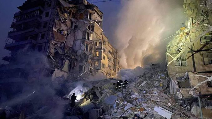 Edificio residencial destruido en Dnipró por el impacto de un misil ruso. Fuente - Ministerio de Defensa de Ucrania.