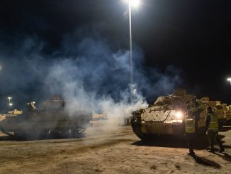 Los primeros vehículos de combate de infantería Bradley estadounidenses destinados a Ucrania parten hacia Europa. Fuente - US Transportation Command.